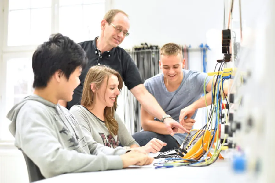 Auszubildende von Hoefert Elektro bei der Arbeit an einer Verteilung